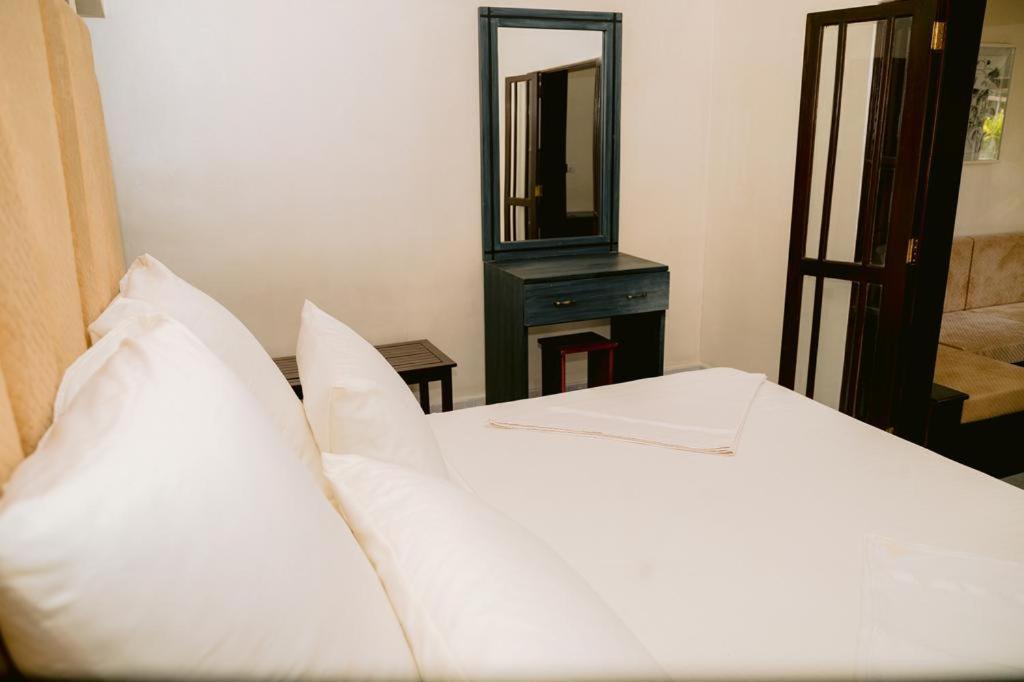 Romantic Garden Hotel Негомбо Екстериор снимка