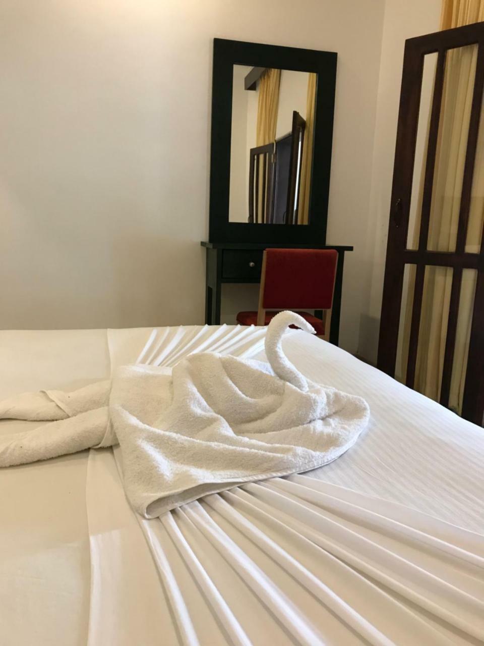 Romantic Garden Hotel Негомбо Екстериор снимка